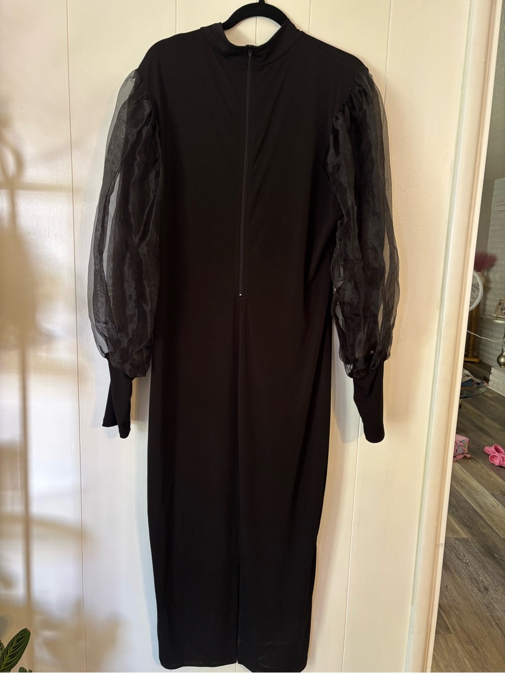 Elegant Black Long Dress with Sheer Puff Sleeves - Picture 8 of 14